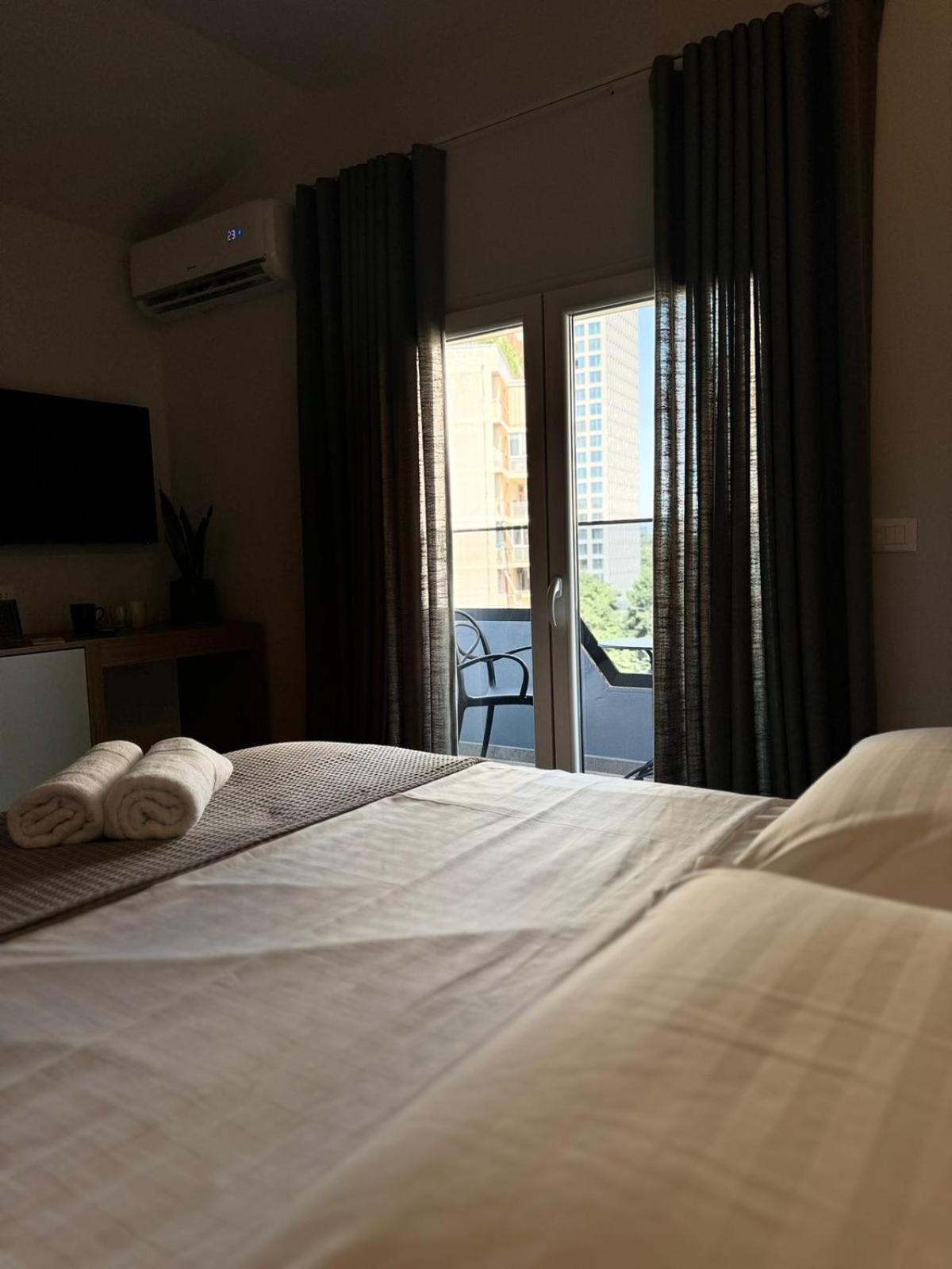Izi Boutique Apartment Тирана Екстериор снимка